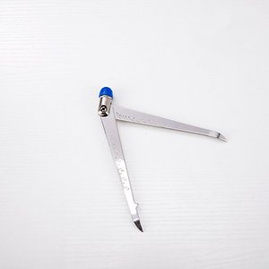 Marteau de percussion Hunter avec calibre gradué pour les tests de réflexes neurologiques dans les hôpitaux et les cliniques - Product Image 1