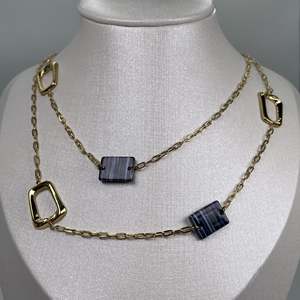 Collar con Colgante Cuadrado de Acero Inoxidable 316L Chapado en Oro PVD con Diseño Sostenible y Resistente - Product Image 1