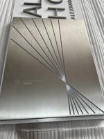 Boîte à lumière en acier inoxydable brossé de qualité supérieure avec finition peinte et logo brossé intégré, affichage lumineux personnalisé pour hôtels