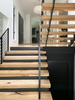 CBMMart Escalier droit intérieur moderne en métal et fer Mono Stringer Escaliers en bois de hêtre/chêne Design intérieur/escalier pour villa