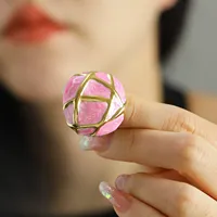 Boucles d'oreilles clous irrégulières en émail rouge vif et or, motif croisé, en acier inoxydable, hypoallergéniques, bijoux d'oreille chics pour le quotidien