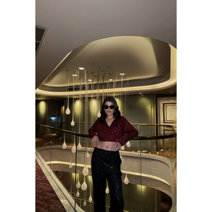 Chemisier asymétrique croisé pour femme avec logo brodé bordeaux, tailles XS-XL, en mousseline et tissu tricoté, idéal pour les soirées d'automne - Product Image 2