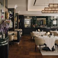 Meubles de salle à manger de luxe modernes, banquettes et chaises rembourrées, tables avec accents métalliques élégants et tissu moelleux