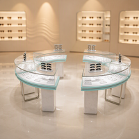 Vitrine d'exposition en verre incurvé sur mesure avec éclairage LED, comptoir de vente au détail stratifié pour bijouterie
