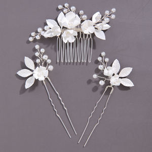 Set de Accesorios para el Cabello de Novia Hechos a Mano con Perlas y Flores, Peineta Floral de Arcilla, 2 Horquillas en Forma de U, Tocado de Boda con Pedrería - Product Image 1