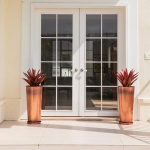 Set di 2 Fioriere in Acciaio Zincato <span class=keywords><strong>Alte</strong></span> 28 Pollici, Resistenti alle <span class=keywords><strong>Macchie</strong></span>, Fatte a Mano per Uso Esterno/Interno/Portico - Include 2 Vasi - Product Image 3