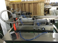 Machine de remplissage semi-automatique pour liquides à haute viscosité, idéale pour les sauces piquantes, les pâtes et le shampoing