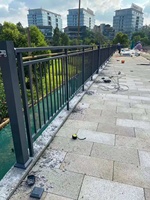 Rampe d'escalier contemporaine en aluminium thermolaqué pour appartement – Profil durable résistant à l'eau et à la rouille pour escalier de balcon
