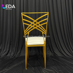 เก้าอี้รับประทานอาหารกลางแจ้งงานแต่งงาน LEDA Factory Direct โครงโลหะสีทอง พนักพิงไขว้ เบาะหนัง PU สำหรับตกแต่งงานอีเว้นท์ - Product Image 4