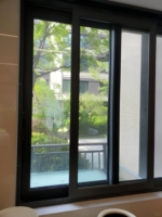 Fenêtre coulissante moderne de petite taille avec isolation thermique et moustiquaire en acier inoxydable, cadre en alliage d'aluminium