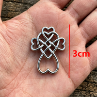 Collier avec pendentif en forme de cœur celtique en acier inoxydable, bijoux irlandais à quatre cœurs, amulette, cadeau pour femmes et hommes