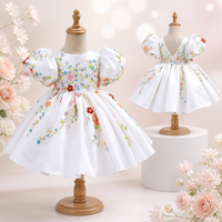 Robe de Demoiselle d'Honneur Blanche de Fête et de Mariage à Manches Courtes, Appliqués Floraux, Fait Main, Qualité Supérieure, Personnalisée, Dos en V, Collection Été Tendance