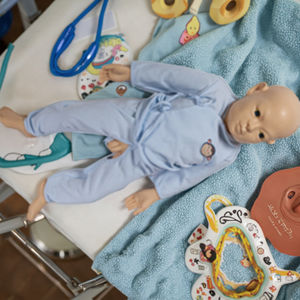 Maniquí Neonatal Avanzado Buywells GD/HT108 para Entrenamiento de Enfermería, Modelo de Cuidado de Bebés Recién Nacidos, Cuidado de Malnutrición Infantil - Product Image 5
