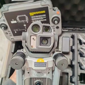 Matrice 4E Plus Combo Version Globale M4E – Excellent pour les environnements à faible luminosité – Drone compact intelligent multisensoriel de pointe - Product Image 1