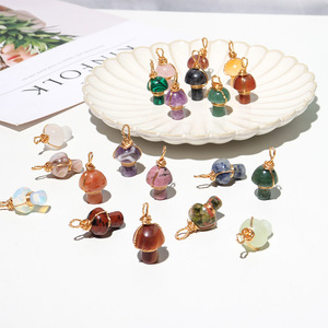 Collar con colgante de seta de cristal de piedras preciosas, colgante de alambre dorado hecho a mano - Product Image 5