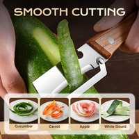 Multifunctionele fruit- en groenteschiller met houten handvat, gebogen roestvrijstalen mes, keukengereedschap met flesopener