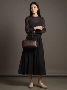 Bolso de Hombro Minimalista de Cuero Genuino Negro con Cierre de Botón y Dos Asas para Uso Diario - Product Image 2