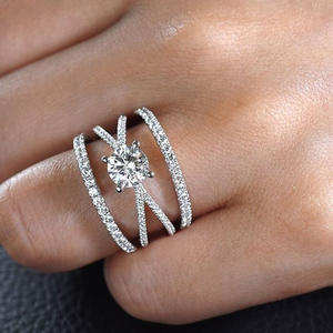 Anillo de Compromiso de Diamantes en Oro Blanco para Mujer T0080, Corte Brillante Redondo, Color G Natural, Piedras Laterales - Product Image 1