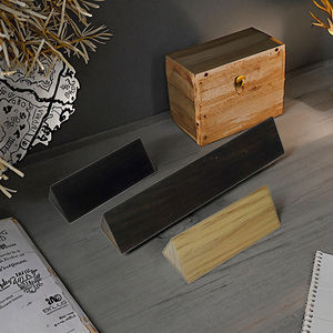 Targhetta da scrivania personalizzata in legno di pino a doppia faccia, lucida, sostenibile, con nome e colore personalizzabili, per ufficio e azienda - Product Image 5