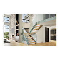 Escalier en acier à double face avec plaques latérales découpées au laser pleine hauteur, marches en bois massif, système de balustrade en verre