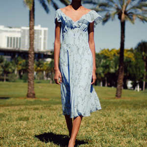 เดรสสีฟ้าอ่อนพิมพ์ลายดอกไม้แบบเปิดไหล่ กระโปรงลำลองชายระบายทรงเอไลน์ ความยาวปานกลาง เหมาะสำหรับงานแต่งงาน วันหยุดพักผ่อน หรือใส่ไปงานเลี้ยงฤดูร้อน - Product Image 6