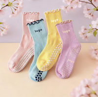 Chaussettes de yoga et de Pilates antidérapantes en coton bleu à volants avec logo personnalisé Bright Spring pour femmes