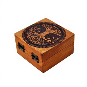 Caja de Almacenamiento de Madera Maciza con Símbolo Nórdico Cuadrado de Alta Resistencia al por Mayor |   Caja Organizadora de Rituales de Altar Grabada con Cierre Frontal, Venta al por Mayor - Product Image 5