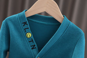 Ensemble 3 pièces de vêtements pour bébés garçons : Manteau en coton bleu et pantalon, style mode occidentale pour hommes, vente en gros - Product Image 4