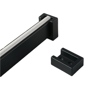 Tringle de placard personnalisée avec supports d'extrémité en aluminium, structure renforcée, rail de penderie métallique avec support assorti - Product Image 1