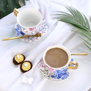 Juego de Taza y Platillo de Café de Cerámica Vintage Europea - Diseño de Pájaro y Flor con Detalles en Oro - Product Image 2