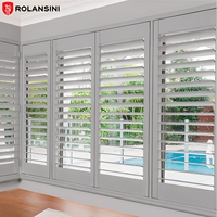 Volets extérieurs modernes en PVC à persiennes horizontales sur mesure Rolansini avec ventilation et fenêtres réglables