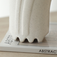 Arche incurvée moderne de style simple Finition mate Vase en céramique blanche multifonctionnel Ornement pour la décoration intérieure du salon de table
