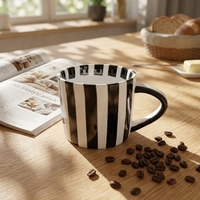 Ensemble moderne de tasse à café et assiette en céramique rayée de 200 ml avec poignée et plateau