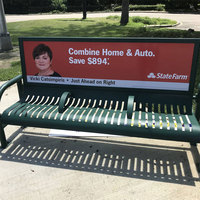 Banc publicitaire en acier pour extérieur avec accoudoirs, idéal pour la publicité urbaine. Banc d'extérieur en métal à 3 places avec dossier