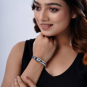 Bracelet jonc de luxe avec pierres de baguette vertes et accents pavés en or blanc finition or rose et or jaune - Product Image 1