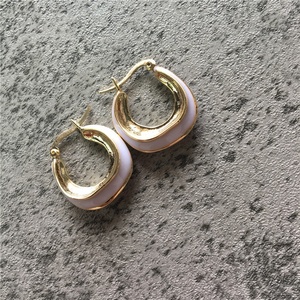 Style français en laiton plaqué or <span class=keywords><strong>noir</strong></span>/blanc émail petit chunky boucles d'oreilles créoles pour les femmes - Product Image 5