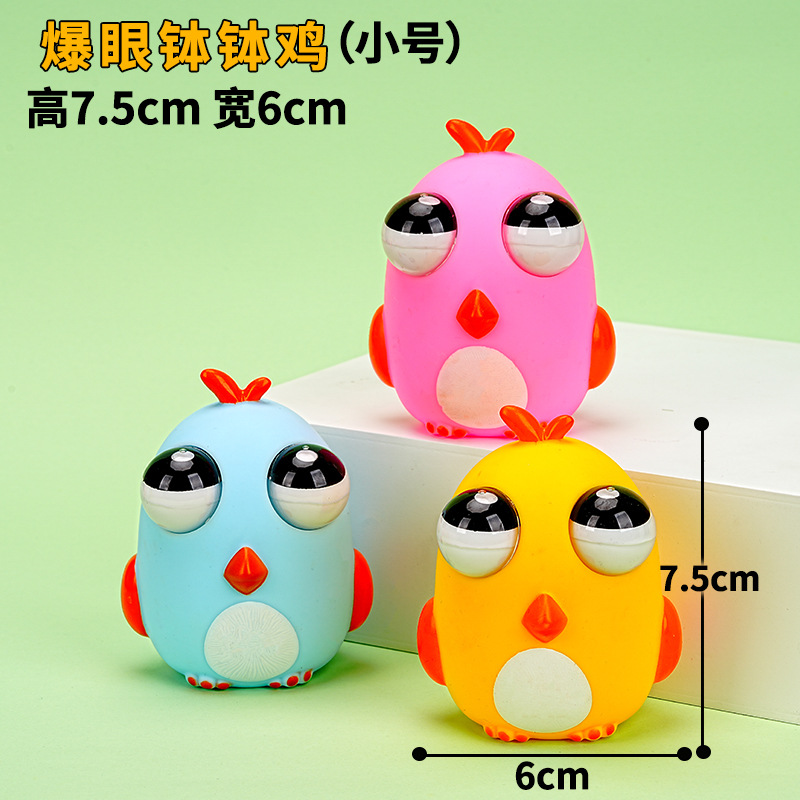 Poulet de petite taille aux couleurs éclatantes, présenté dans un pot en terre cuite.