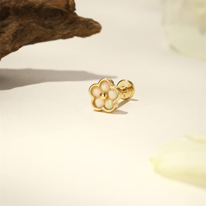 Pendiente de Plata de Ley S925 Chapado en Oro con Diseño Floral y Ópalo, Roscado Internamente - Product Image 4