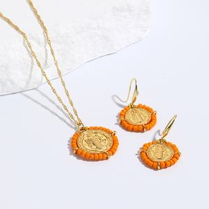 Joyería para Mujer San Benito: Abalorios de Cobre Hechos a Mano, Bañados en Plata, Coloridos, Geométricos y Circulares con Diseño de Madonna - Product Image 5