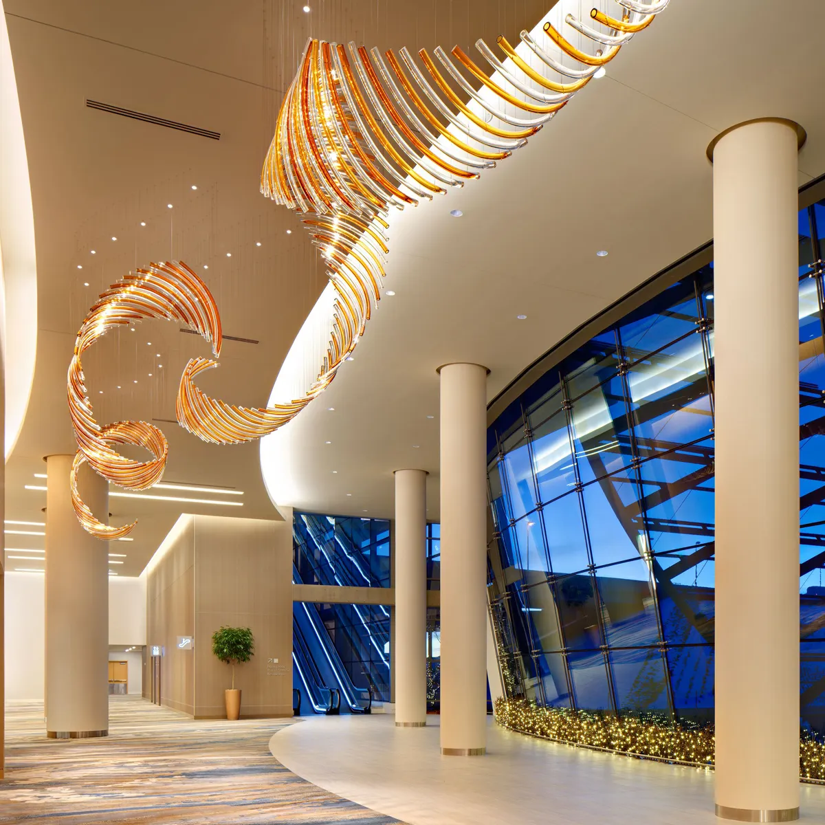 ホテルの廊下の装飾のためのKeymingカスタマイズされたゴールドロングスパイラルガラスアートガラスペンダントランプ天井シャンデリアLED