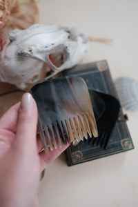 Peine Artesanal Tradicional Hecho de Cuerno de Búfalo, Materiales Naturales que Favorecen el Crecimiento Saludable del Cabello, Textura Suave - Product Image 5