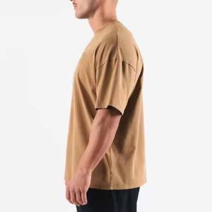 เสื้อยืดออกกำลังกายผู้ชาย ดีไซน์ใหม่ สำหรับกิจกรรมกลางแจ้ง ทรงโอเวอร์ไซส์ แห้งเร็ว รับสกรีนโลโก้และผ้าตามสั่ง ซับเหงื่อ - Product Image 3