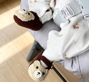 Chaussons bébé faits main au crochet, motif visage d'ours, style Mary Jane, en tricot, cadeau de soutien émotionnel, objet de collection - Product Image 3