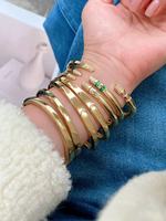 Bracelet manchette ouvert de luxe pour femme en laiton plaqué or, micro-pavé de zircons CZ, avec extrémité baguette et zircon coloré, bijoux en gros