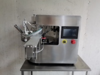 Machine de capsulage de remplissage de sac à buse rotative de bureau Système d'emballage automatique compact de poche de liquide Production à petite échelle