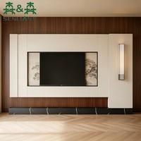 Mur TV personnalisé en crème avec panneaux artistiques, cheminée sombre et colonne en bois courbée