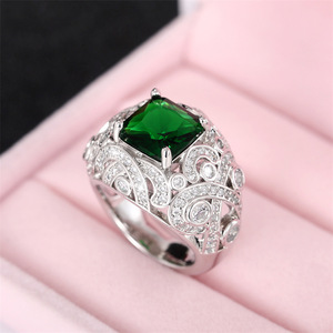 Anello con Accento Verde Smeraldo per Donne, Stile Elegante Francese di Nicchia, Accessorio Versatile per le Dita - Product Image 4