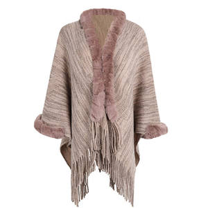 Vente en gros <span class=keywords><strong>Poncho</strong></span> populaire pour femme avec fourrure Manteau d'hiver uni à taille libre à la mode Châles en fausse fourrure acrylique à long pompon pour femme - Product Image 5