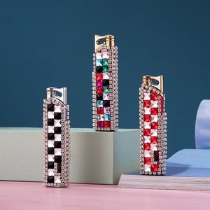 Briquet de luxe en gros orné de strass - Briquet à flamme jet de butane orné de cristaux scintillants dans un coffret cadeau pour femmes et jeunes filles, idéal comme cadeau tendance - Product Image 2