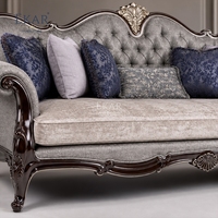 Canapé capitonné à trois arches Ciel d'Argent |   Canapé néoclassique de luxe gris argenté avec crête dorée - EKAR
